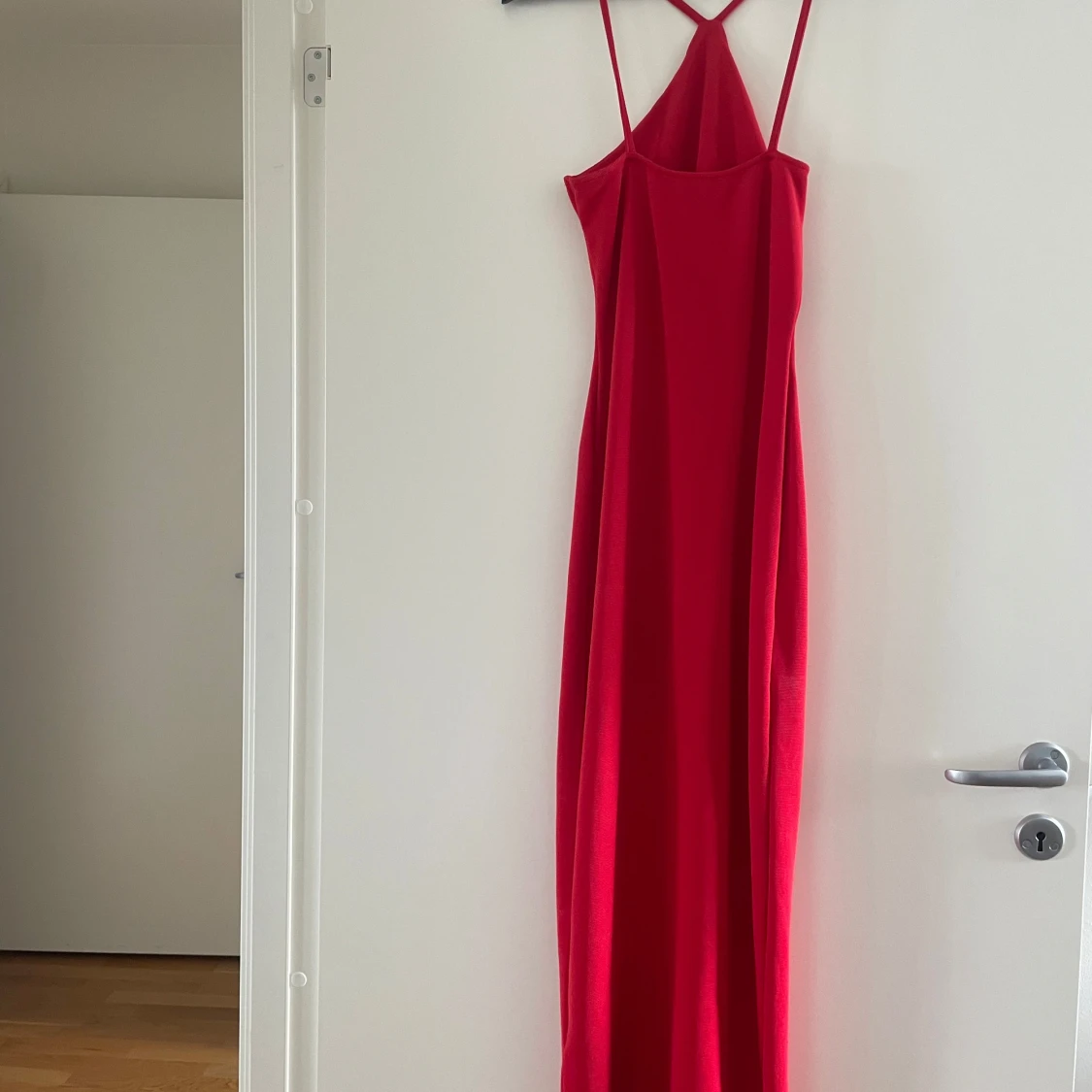 Röd långklänning från NA-KD XS - 1