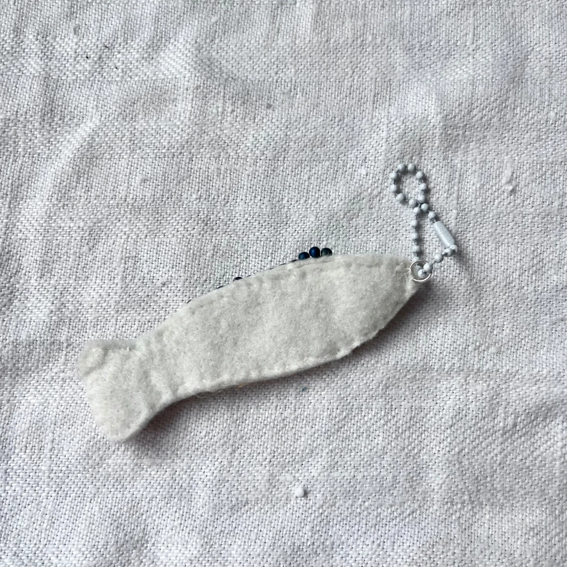 Handgjord Bag charm med pärlbroderad fisk - 2