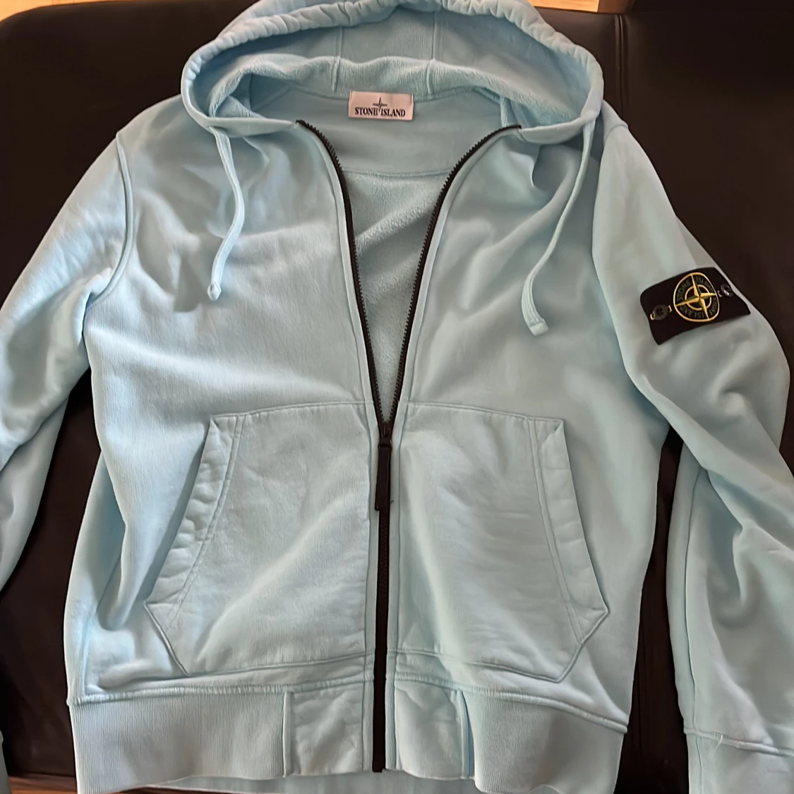 Ljusblå full zip hoodie från Stone Island - 1