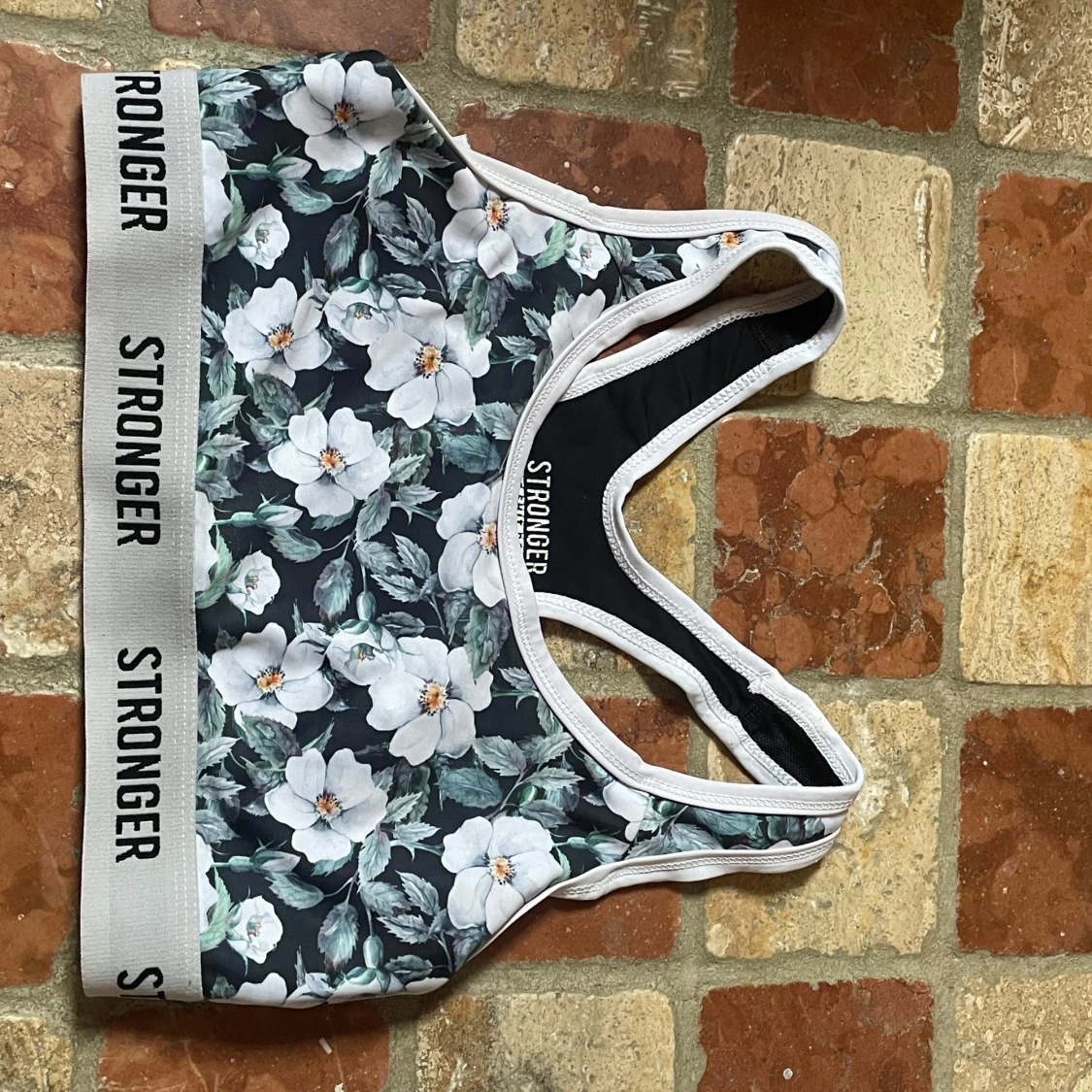 Blommig sporttopp från Stronger