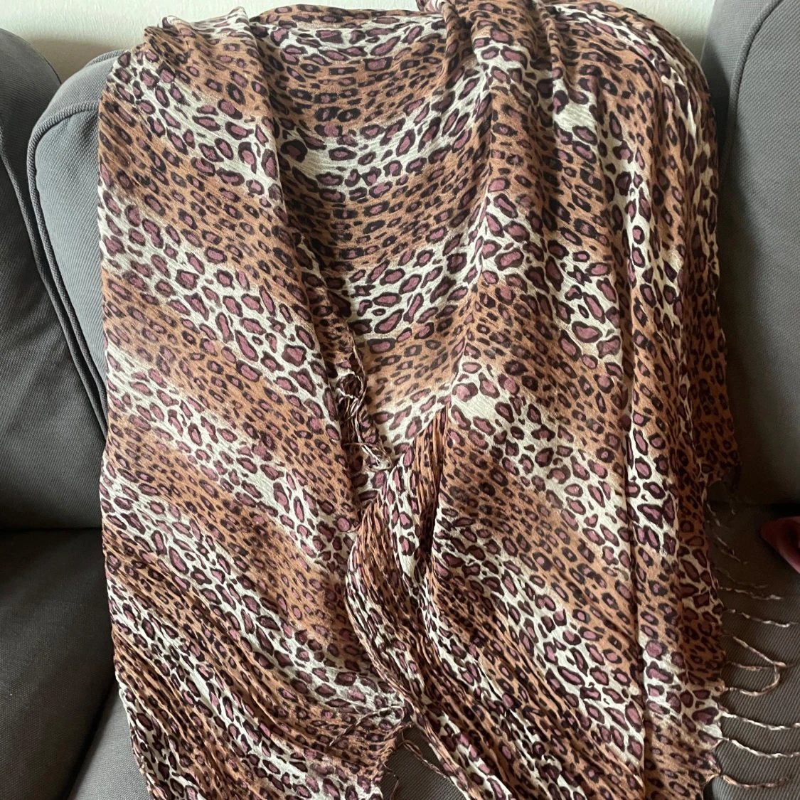 Leopardmönstrad halsduk i bruna toner - 1