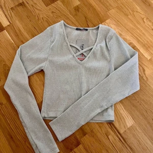 Glittrig ribbad croppad topp silver ny - Jätte fin crop top med långa ärmar i silver. Den är helt ny med lapparna kvar. Storlek M.   Kommer från djur- och rökfritt hem. Ej retur. 