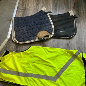  Hästutrustning som är både säkert och snyggt💗 - Reflex täcke : 200                                  Grimskaft:30 kr styck                                   Grimmor: 50 kr styck                                       Schabrak: 100 kr styck                                               Träns set : 200                                                            Flughuver: 50 kr styck.                                                 Longerlina: 100 kr                                                          SKRIV OM STORLEK 💗!!!