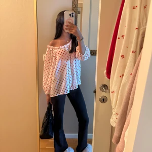 Prickig blus  - Jättesöt prickig blus från H&M med trekvarts ärmar, inga defekter💕