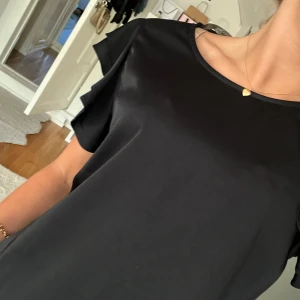 Zara Blus - Så vacker svart Zara blus, helt ny, aldrig använd🫶🏼🥹 Står storlek M men passar mig som har XS/S