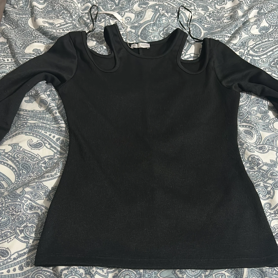 Svart långärmad topp med cut-outs