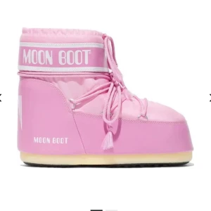 SÖKER/Rosa Moon Boots  - Söker !!! Pris kan diskuteras, och om det är så att ni har dessa så får ni gärna höra av er med storleken på skorna ni har💕