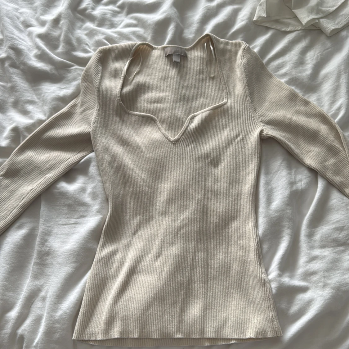 Beige ribbad långärmad tröja