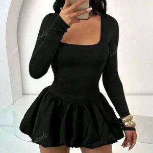 Svart kort klänning med lång ärm - Supersnygg svart kort klänning med långärmad överdel och fyrkantig urringning. Säljer då den tyvärr aldrig kommit till någon användning 