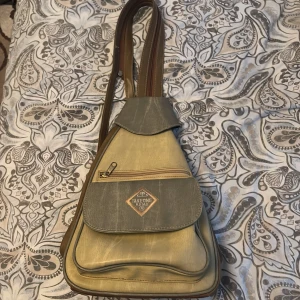 Sling väska / ryggsäck - Riktigt fet väska! Antingen kan man ha den som en sling väska elr så kan man öppna upp dragkedjan för att ha den som en ryggsäck! Den får plats med mycket och är tjockt bra material. 