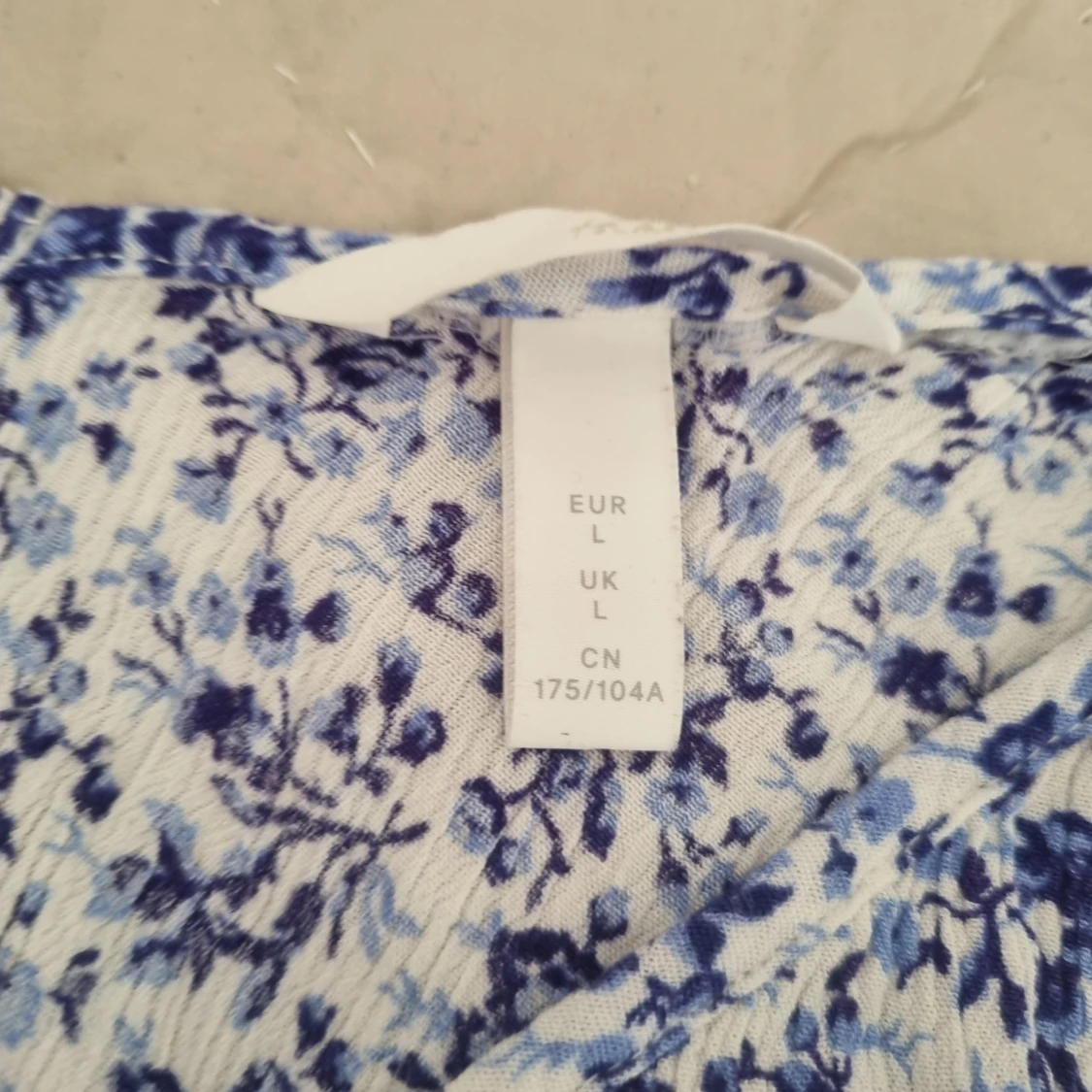 Blommig knyt-topp i blått och vitt - 2