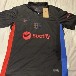 Svart FC Barcelona Nike fotbollströja - FC Barcelona fotbollströja, helt nytt skick, perfekt till sommaren, riktig stilren t-shirt.