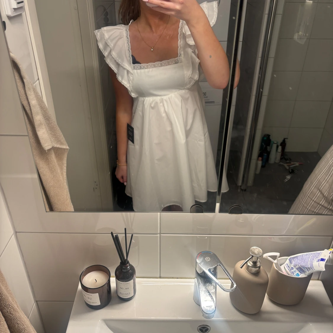 Vit kortklänning med volang från Lulus