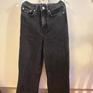Svarta raka jeans från 157 Boulevard - Snygga svarta jeans från 157 Boulevard med raka ben och råa kanter nertill. Hög midja. Storlek är xs/ s