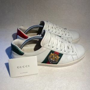 Gucci Ace ”NYSKICK”  - Gucci Ace Tigrar | Skick: 9/10 | Storlek 43 | Medföljer: Gucci kort | Äkta?: Ja STEAL 🐅 