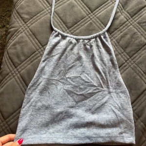 Blå halterneck linnetopp - Säljer en ljusblå halterneck linnetopp.