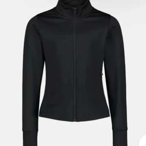 Svart sportig vindjacka med dragkedja - Snygg svart vindjacka med hel dragkedja och hög krage. Jackan har en clean och sportig look med lång ärm och diskret logga på ryggen. Perfekt för dig som gillar stilren design och funktionella plagg. Har aldrig använt den.