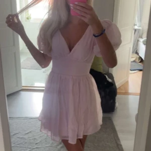 Gina tricot bow dress - Ginas super söta Bow dress i rosa helt oanvänd!! Slutsåld på hemsidan. Har lapparna kvar. Tänkte ha till midsommar men valde en annan🩷 nypris var 700kr💕