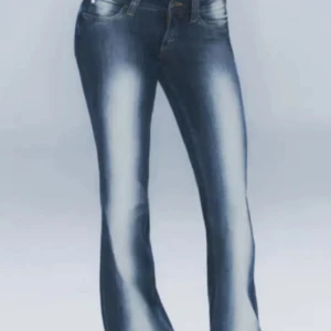 Weekday jeans - Säljer mina weekday jeans! De är i bra skick och superfina! Jeansen är väldigt små i storlek och dessa är i storleken 30/32 men jag har sytt upp de så de är 30/30. Och passar mig som är 162 cm lång och kan ha S. Hör av er för mer info❤️