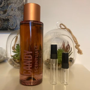 Candy Escentuals - Säljer samples i glasdecant för den som vill prova innan storköp. 5ml 35kr, 3ml 25kr. Söt och god doft av godis. Toppnoter: Hallon, Persika, Äpple Hjärtnoter: Liljekonvalj, Sandelträ Basnoter: Choklad, Musk, Vanilj