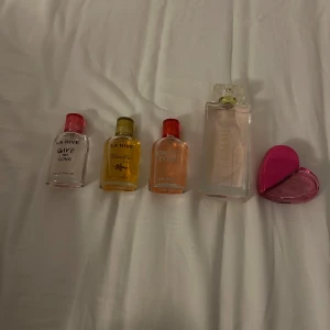 Fem parfymflaskor från La Rive - 3 olika parfymflaskor från La Rive: Give Me Love , Vanilla Touch , Sweet Rose , 1 parfym från NG: femme och 1 parfym från eau de parfum: fl*r de mayo cure pink, pris kan diskuteras 