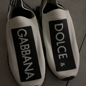 Dolce Gabbana skor  - Helt nya bara testade lite stora för mig därför säljer dem jätte fina och jätte bekväma.