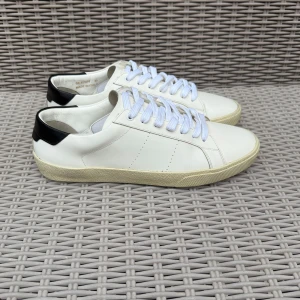 Vita Saint Laurent sneakers  - Vita Saint Laurent skor || Storlek 43 || Skorna är i bra skick (se bilder) || Mitt pris 2999kr || Tveka inte på att höra av dig vid frågor eller funderingar 