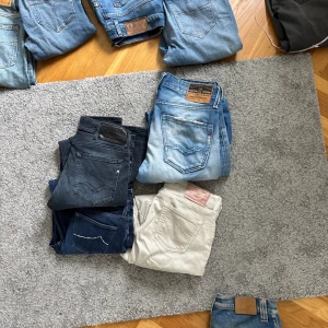 Flera jeans i olika färger och modeller - Säljer ett gäng snygga jeans i olika tvättar och färger, från ljusblå och mörkblå till svart och offwhite. Märken som  Replay syns på bakfickorna. Klassiska raka och slim passformer, perfekta för dig som vill ha variation i garderoben.
