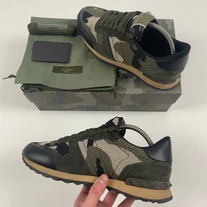 Valentino Rockrunners Skor - ‼️POPULÄR 2025 MODELL‼️Valentino Rockrunner Skor | Detta är marknadens fetaste, populäraste & mest eftertraktade sko inför våren! | Skick 9.5/10, EXTREMT BRA! | Storlek 40, men passar nog även 41 då de är lite större i storleken enligt oss | Inget medföljer | Priset är alltid diskuterbart vid snabb affär! | Nypris 8515kr | Hör mer än gärna av dig vid minsta möjliga fråga eller fundering så svarar vi med glädje! | GardeGrisch - Registrerat företag 😄