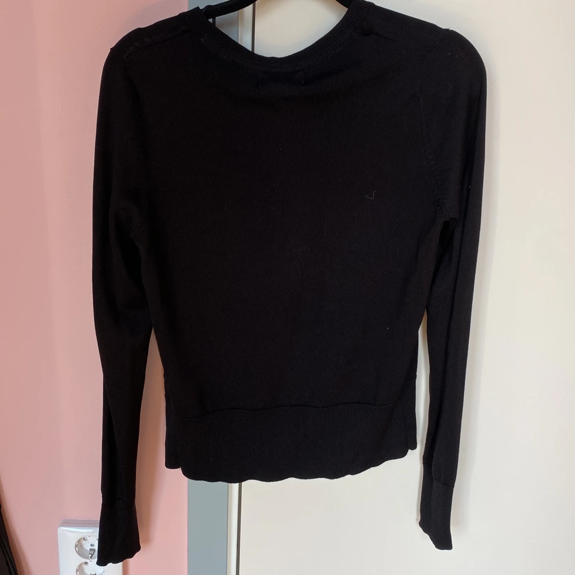 Svart ribbad kofta med knappar från Lindex  - 1