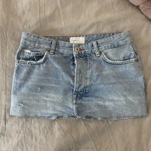 Jeanskjol från Bershka Vintage - Snygg ljusblå jeanskjol från Bershka. Snygga slitningar. Storlek 36/S. 
