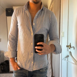 Blårutig skjorta från Massimo Dutti - Snygg blårutig skjorta från Massimo Dutti. Riktigt skönt tyg o sitter slim fit