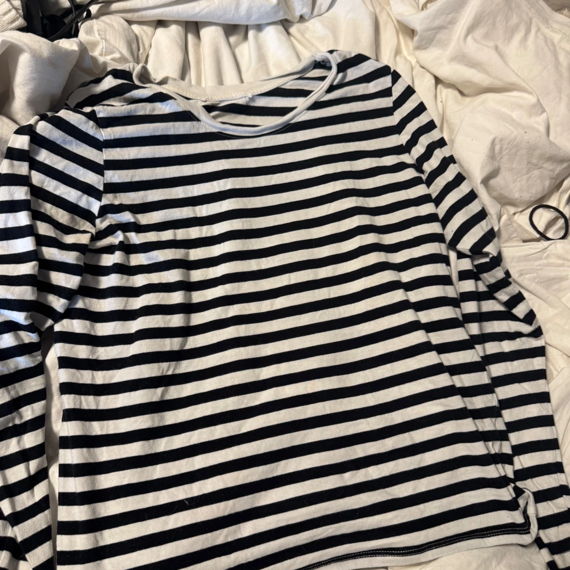 Svartvit randig långärmad tröja - 1