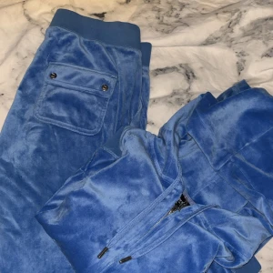 Juicy couture blått sett  - Säljer mitt nya marinblåa juice couture sett ifrån JD sports. Nytt skick. Storlek S på båda delar. Hör av er om ni har några frågor eller vill ha fler bilder ✨ 750 för bägge delar. 