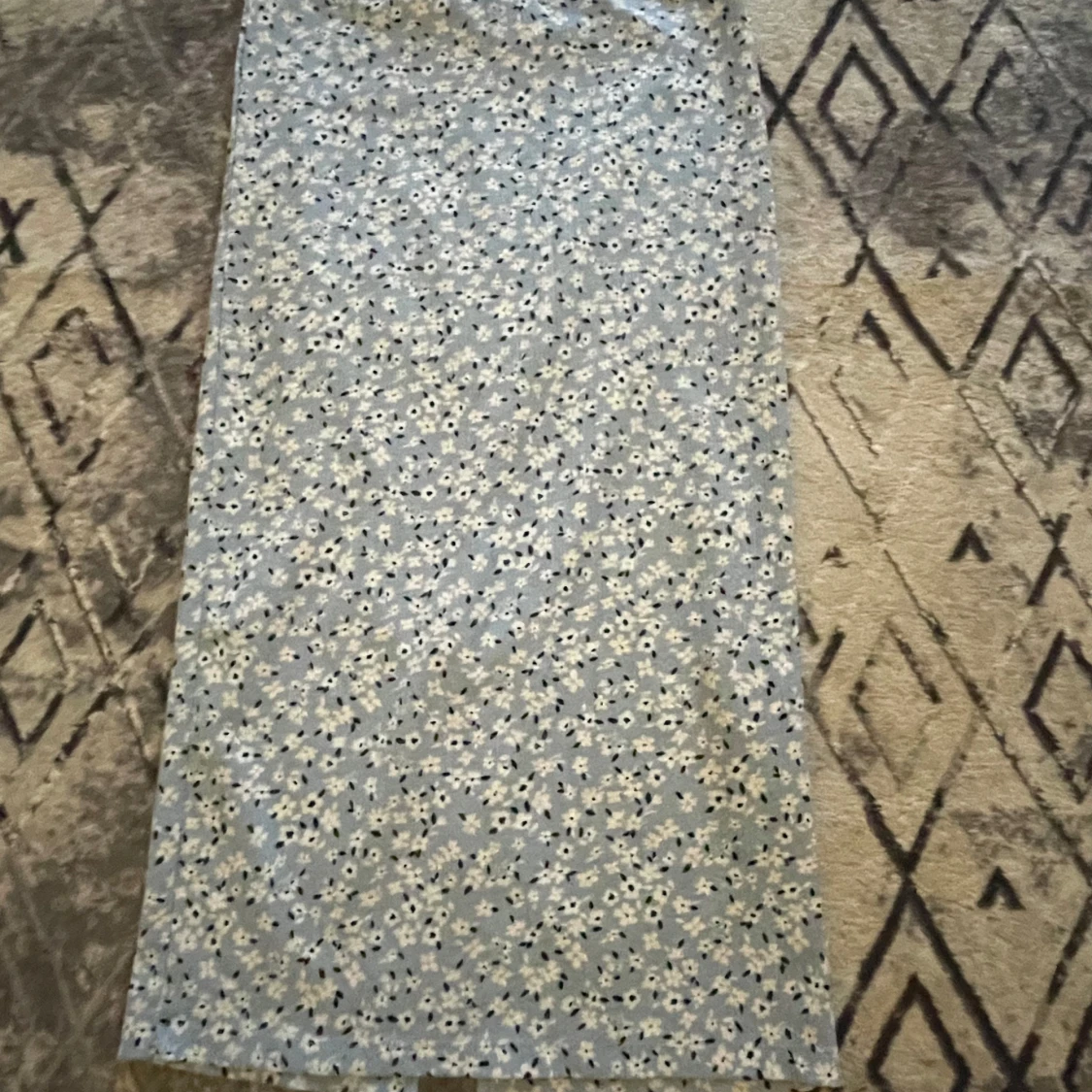 Blommig blå långkjol med slits