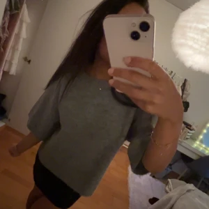 Grå stickad tröja  - Säljer en grå stickad tröja. Tröjan har en loose passform och är supermjuk.