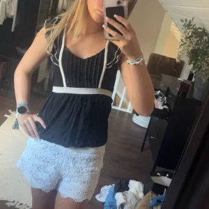 Svart blus med vit knyt från H&M - Supersöt svart blus från H&M i storlek XS med vita detaljer och knytband i midjan. 🥰🥰 tryck gärna på köp nu!! 😘