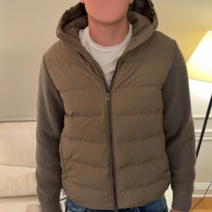 Massimo dutti cardigan - Cardigan från Massimo dutti, ny kollektion och skit snygg. Använd fåtal gånger. Möts upp på Östermalm eller fraktar