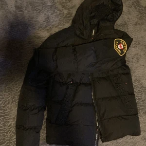 Svart pufferjacka Zavetti Canada XS - Snygg svart pufferjacka från Zavetti Canada i storlek XS. 