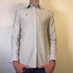 Grå och vit randig Ralph Lauren skjorta herr XS - Säljer nu en riktigt snygg grå och vit randig Ralph Lauren skjorta | strl XS | modellen är ca 171cm och 56kg | skick 9,5/10, använda några enstaka gånger, inga defekter | skriv om du har några frågor! // HLselling