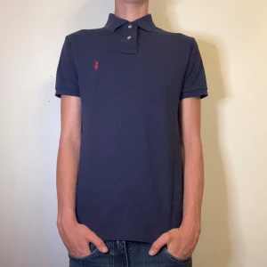 Marinblå Ralph Lauren pike herr slim fit S, Small - Säljer nu en riktigt snygg marinblå Ralph Lauren pike | storlek S, slim fit | modellen är ca 171cm och 56kg | skick 9/10, använd några enstaka gånger | skriv vid frågor! // HLselling