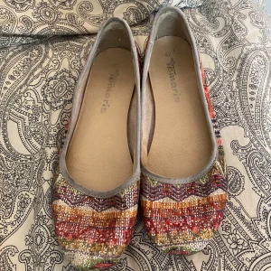 Färgglada flats/balerinaskor - Färgglada flats/balerinaskor från Tamaris. Använda en gång. Köpta för 50 kr