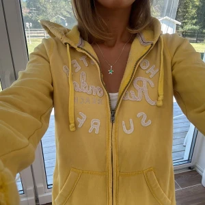 Hollister zip - En zip från Hollister i storlek M. Tröjan bedöms som använd men i fortsatt gott skick. Jag skickar inom 24h. Se liknande zip i min profil! F88