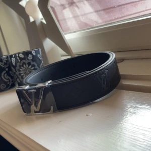 Svart bälte - Snygg svart bälte med monogram, helt nytt