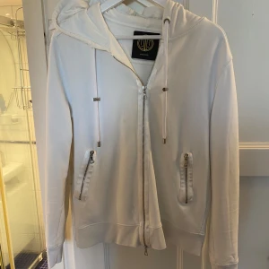 Vit hoodie med dragkedja från Limited - | Zip hoodie från limitatio | Skick 9/10 | Storlek: S
