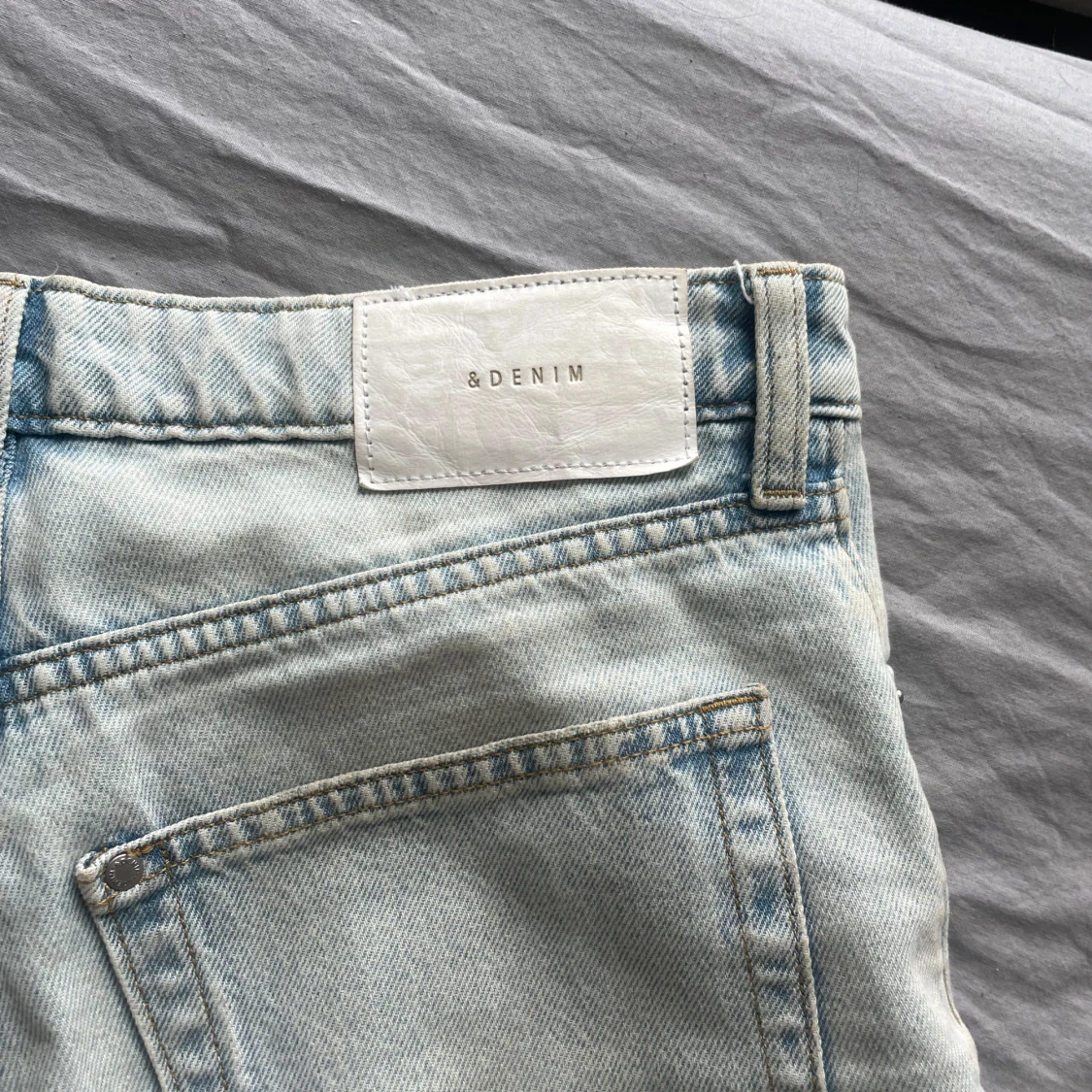 Ljusblå högmidjade jeansshorts &Denim - 2