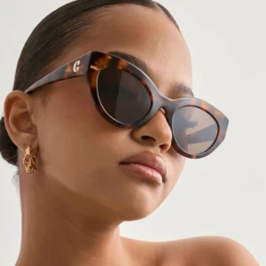 Corlin Eyewear  - Säljer ett par nya och oanvända solglasögon från Corlin Eyewear, bruna. Ordpris 1299kr. Specifikationer:                                                         Uv-skydd Skalmlängd 14,5 cm Höjd ca 5 cm Längd ca 15 cm