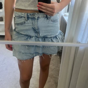 Ljusblå volang jeanskjol  - Supersöt ljusblå jeanskjol, nästintill aldrig använd 🥰