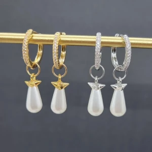 Snygga örhängen  - Snygga örhängen.Säljs i par i silver och guldfär. Ett par örhängen kostar-250kr.Längd-3,5cm