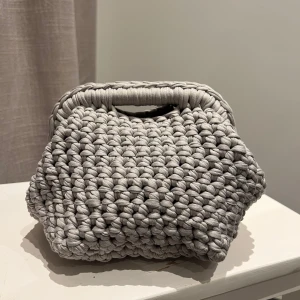 Clutchbag - Handgjord clutchbag. Grå beige färg. Jätte söt! 